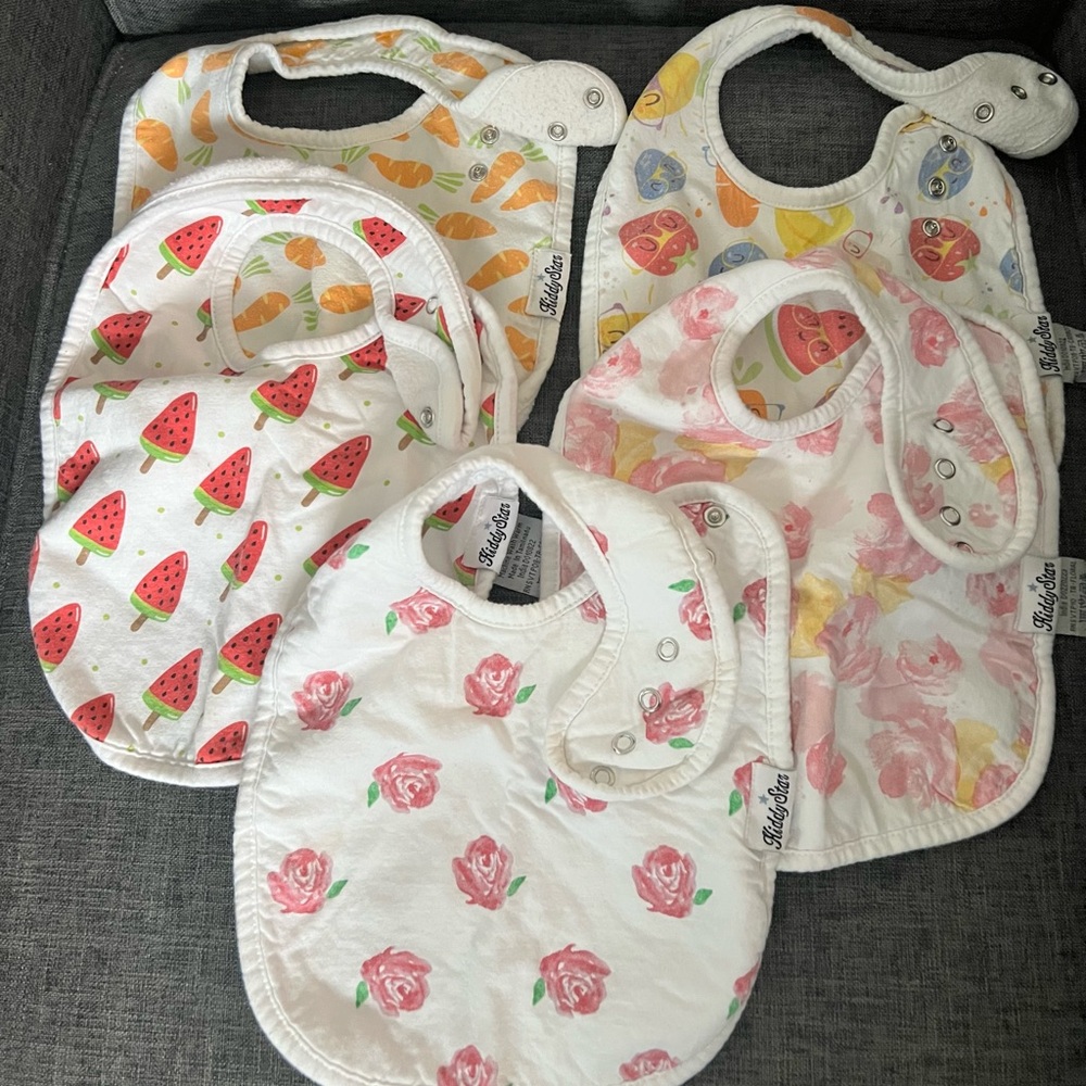Bibs, with adjustable snaps that grows with you